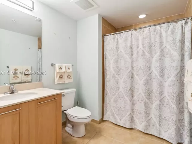 2-bedroom condo for sale in Fort Lauderdale - 511 SE 5th Ave 1214 - MondialRealty
