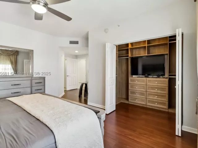 2-bedroom condo for sale in Fort Lauderdale - 511 SE 5th Ave 1214 - MondialRealty
