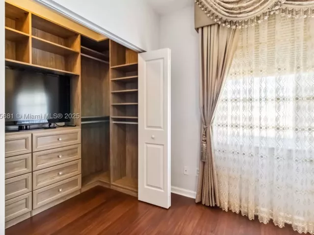 2-bedroom condo for sale in Fort Lauderdale - 511 SE 5th Ave 1214 - MondialRealty