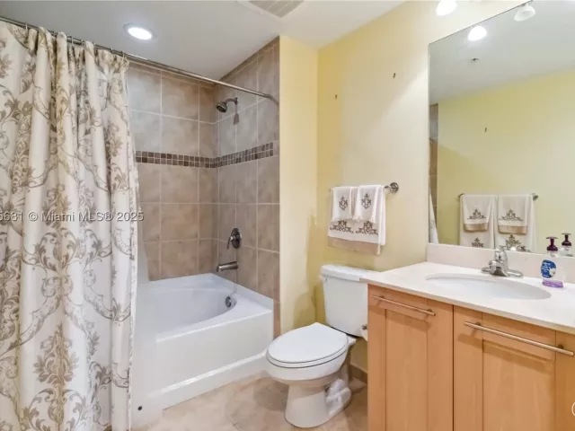 2-bedroom condo for sale in Fort Lauderdale - 511 SE 5th Ave 1214 - MondialRealty