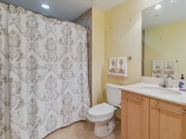 2-bedroom condo for sale in Fort Lauderdale - 511 SE 5th Ave 1214 - MondialRealty