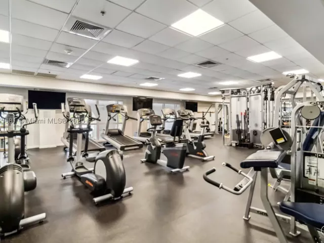 2-bedroom condo for sale in Fort Lauderdale - 511 SE 5th Ave 1214 - MondialRealty