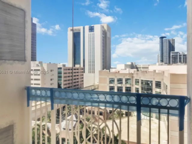 2-bedroom condo for sale in Fort Lauderdale - 511 SE 5th Ave 1214 - MondialRealty