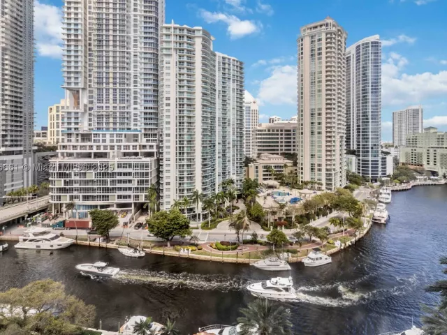 2-bedroom condo for sale in Fort Lauderdale - 511 SE 5th Ave 1214 - MondialRealty