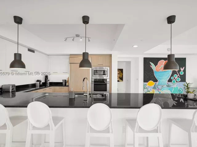 4-bedroom condo for sale in Hollywood - 3951 S Ocean Dr 1901 - MondialRealty