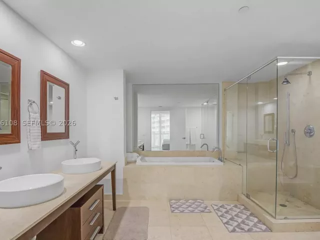 2-bedroom condo for sale in Miami - 495 Brickell Ave 3504 - MondialRealty