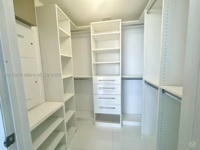 2-bedroom condo for sale in Miami - 495 Brickell Ave 3504 - MondialRealty
