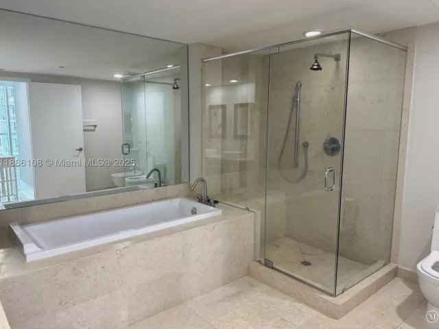 2-bedroom condo for sale in Miami - 495 Brickell Ave 3504 - MondialRealty