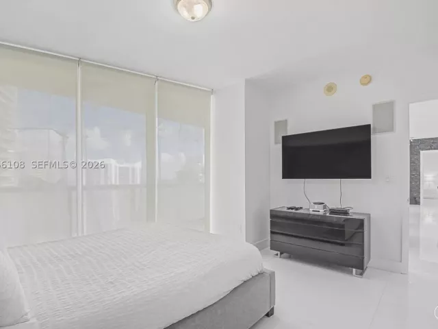 2-bedroom condo for sale in Miami - 495 Brickell Ave 3504 - MondialRealty