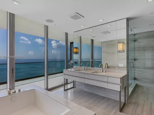 4-bedroom condo for rent in Sunny Isles Beach - 18975 Collins Ave 4600 - MondialRealty