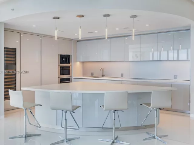 4-bedroom condo for rent in Sunny Isles Beach - 18975 Collins Ave 4600 - MondialRealty