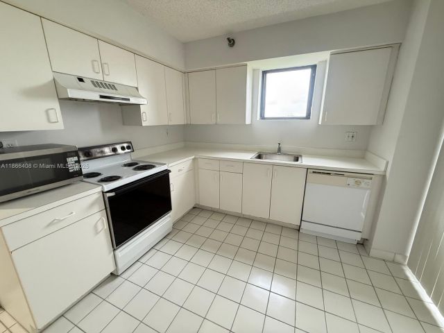 Apartment for sale  Unit #1801 - photo 7435831