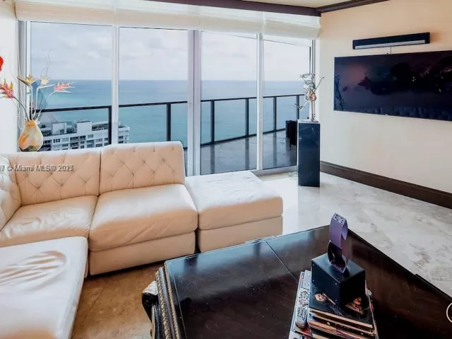 3-bedroom condo for sale in Hollywood - 3101 S Ocean Dr 2707 - MondialRealty