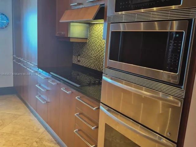 3-bedroom condo for sale in Hollywood - 3101 S Ocean Dr 2707 - MondialRealty