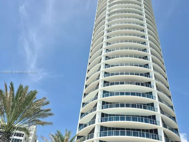 3-bedroom condo for sale in Hollywood - 3101 S Ocean Dr 2707 - MondialRealty