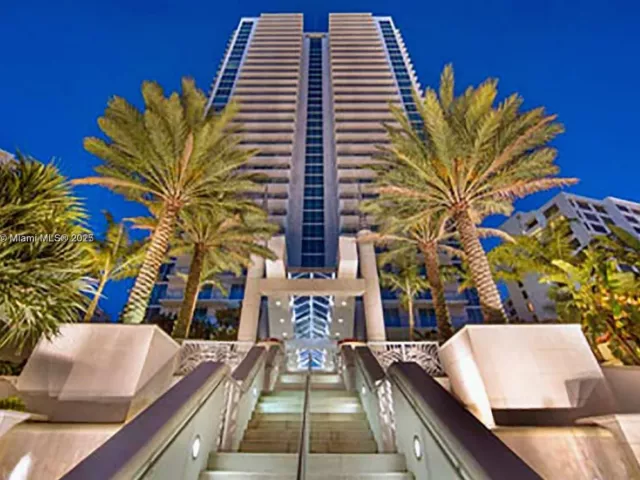 3-bedroom condo for sale in Hollywood - 3101 S Ocean Dr 2707 - MondialRealty