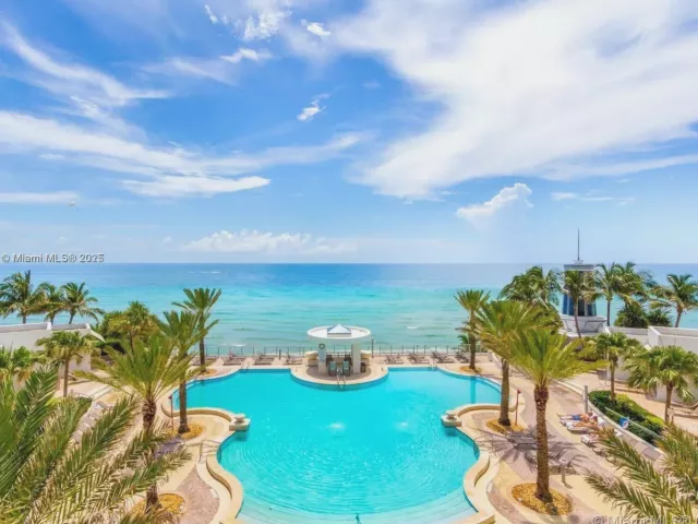 3-bedroom condo for sale in Hollywood - 3101 S Ocean Dr 2707 - MondialRealty