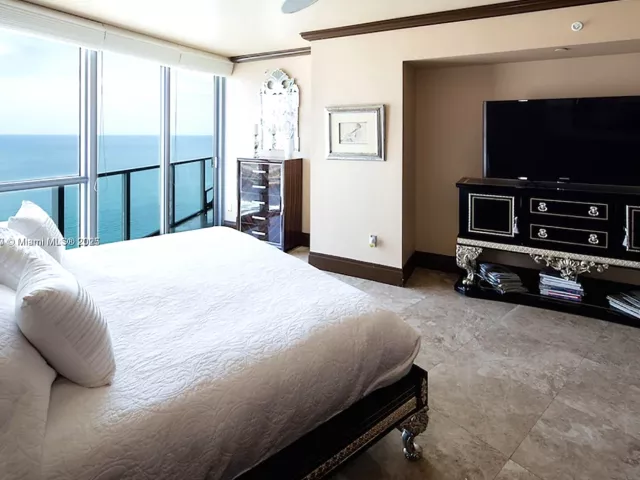 3-bedroom condo for sale in Hollywood - 3101 S Ocean Dr 2707 - MondialRealty