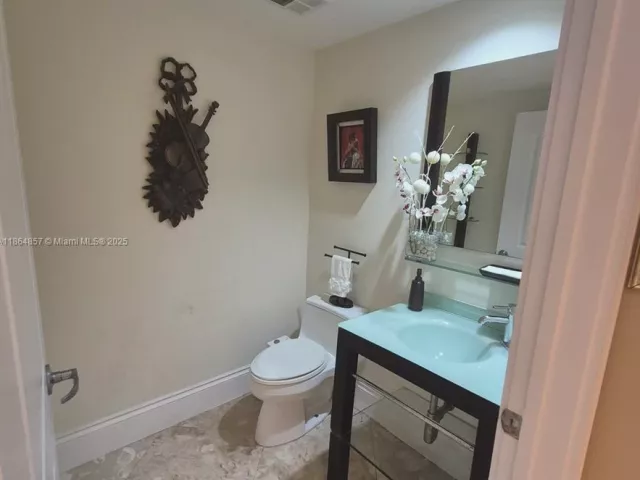 3-bedroom condo for sale in Hollywood - 3101 S Ocean Dr 2707 - MondialRealty