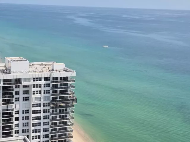3-bedroom condo for sale in Hollywood - 3101 S Ocean Dr 2707 - MondialRealty