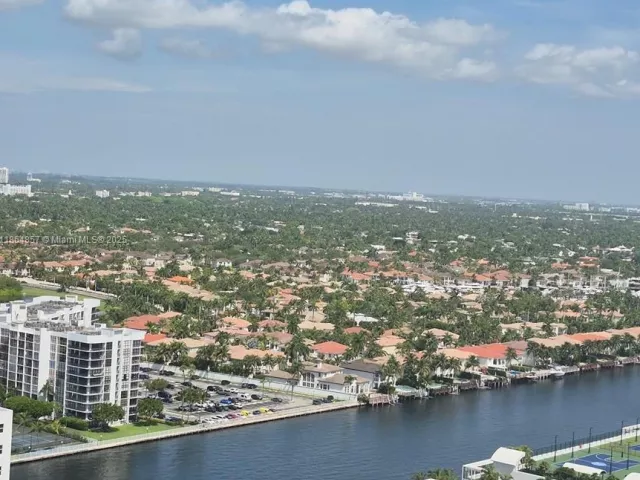 3-bedroom condo for sale in Hollywood - 3101 S Ocean Dr 2707 - MondialRealty