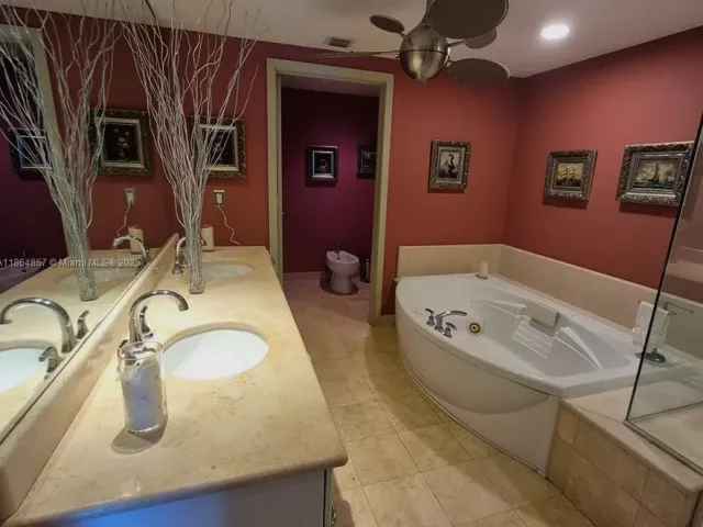 3-bedroom condo for sale in Hollywood - 3101 S Ocean Dr 2707 - MondialRealty