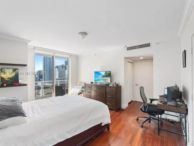 1-bedroom condo for sale in Miami - 901 Brickell Key Blvd 2801 - MondialRealty