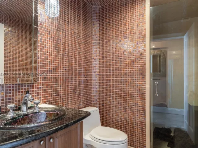 4-bedroom condo for sale in Sunny Isles Beach - 17875 Collins Ave 4001 - MondialRealty