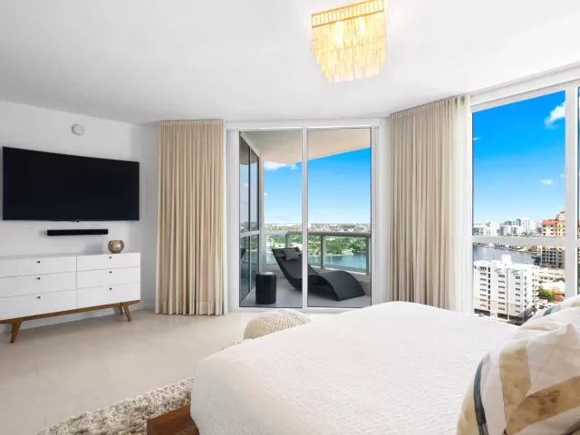 2-bedroom condo for sale in Fort Lauderdale - 101 S Fort Lauderdale Beach Boulevard 1806 - MondialRealty