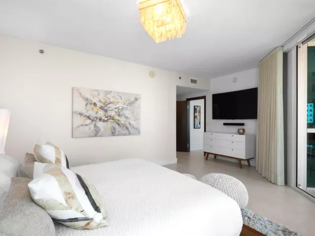 2-bedroom condo for sale in Fort Lauderdale - 101 S Fort Lauderdale Beach Boulevard 1806 - MondialRealty
