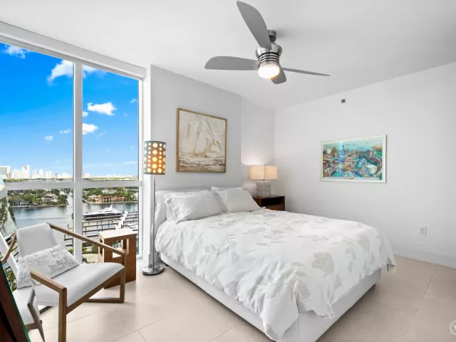 2-bedroom condo for sale in Fort Lauderdale - 101 S Fort Lauderdale Beach Boulevard 1806 - MondialRealty