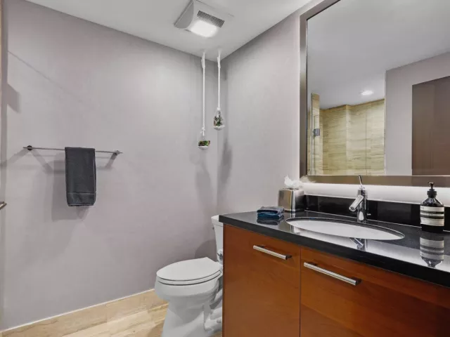 2-bedroom condo for sale in Fort Lauderdale - 101 S Fort Lauderdale Beach Boulevard 1806 - MondialRealty