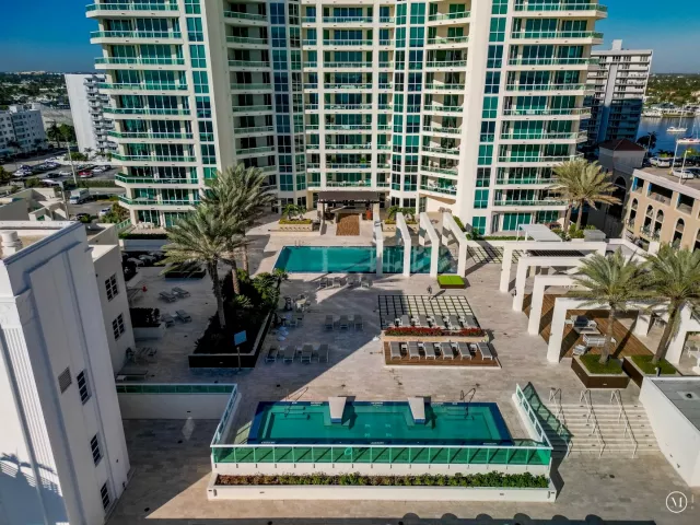 2-bedroom condo for sale in Fort Lauderdale - 101 S Fort Lauderdale Beach Boulevard 1806 - MondialRealty