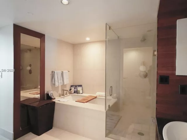 1-bedroom condo for rent in Miami Beach - 6801 Collins Ave 710 - MondialRealty