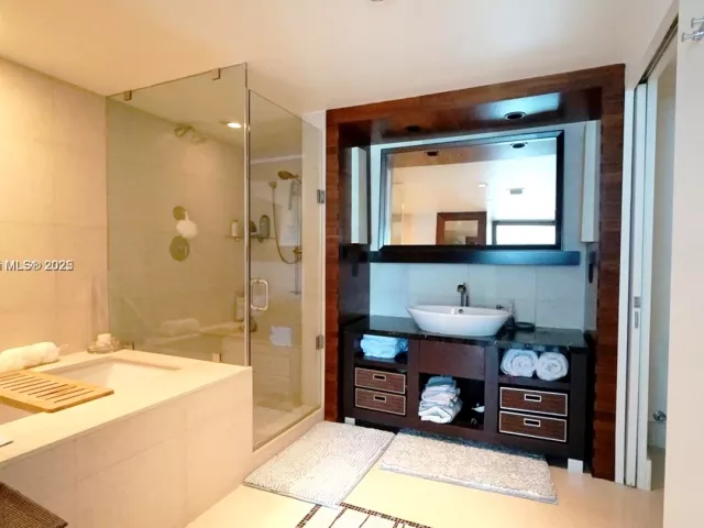 1-bedroom condo for rent in Miami Beach - 6801 Collins Ave 710 - MondialRealty