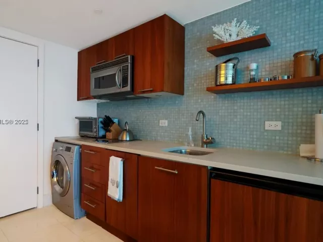 1-bedroom condo for rent in Miami Beach - 6801 Collins Ave 710 - MondialRealty