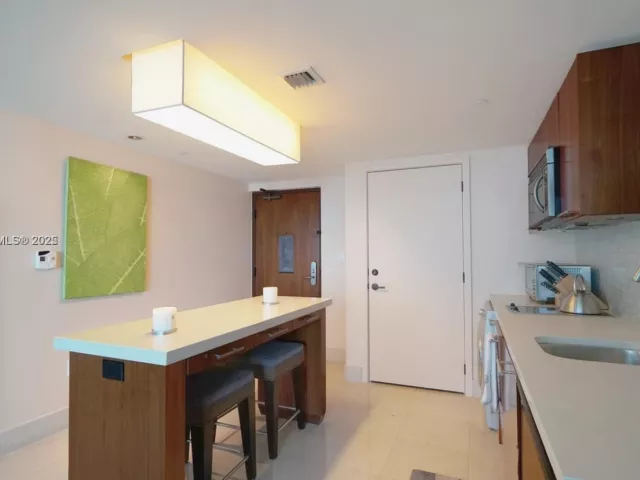 1-bedroom condo for rent in Miami Beach - 6801 Collins Ave 710 - MondialRealty
