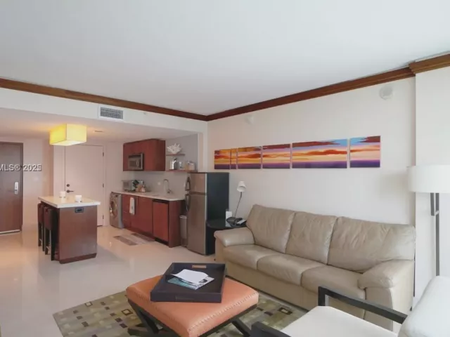 1-bedroom condo for rent in Miami Beach - 6801 Collins Ave 710 - MondialRealty