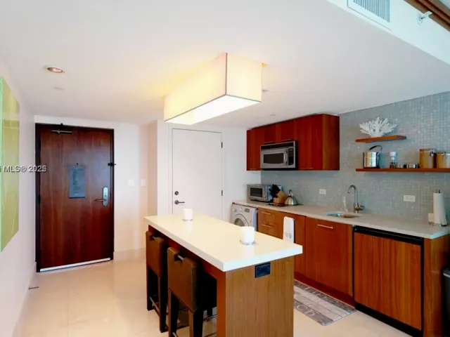 1-bedroom condo for rent in Miami Beach - 6801 Collins Ave 710 - MondialRealty