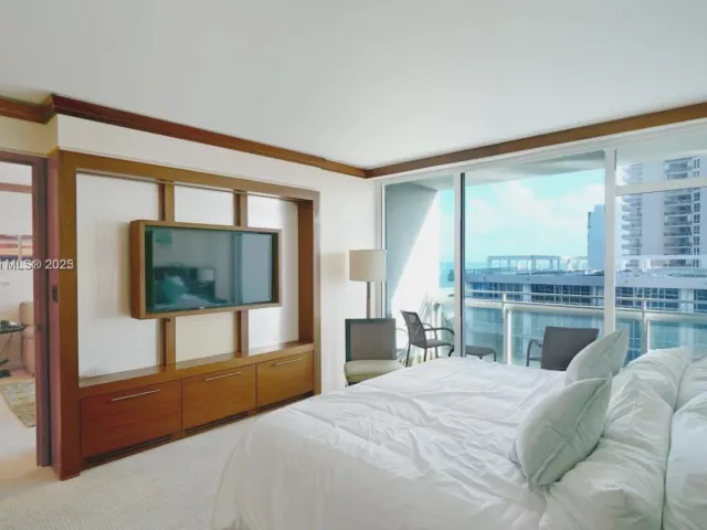 1-bedroom condo for rent in Miami Beach - 6801 Collins Ave 710 - MondialRealty
