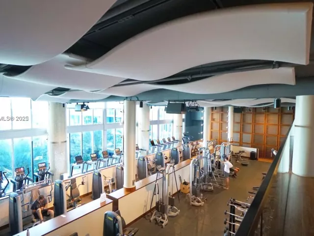 1-bedroom condo for rent in Miami Beach - 6801 Collins Ave 710 - MondialRealty