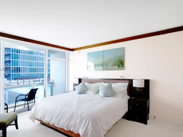 1-bedroom condo for rent in Miami Beach - 6801 Collins Ave 710 - MondialRealty