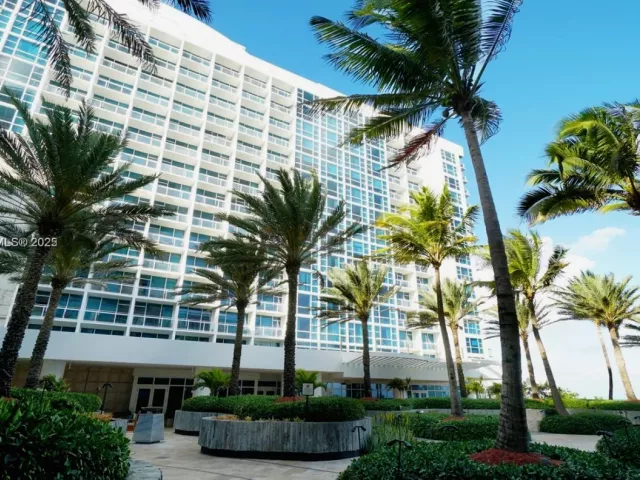 1-bedroom condo for rent in Miami Beach - 6801 Collins Ave 710 - MondialRealty