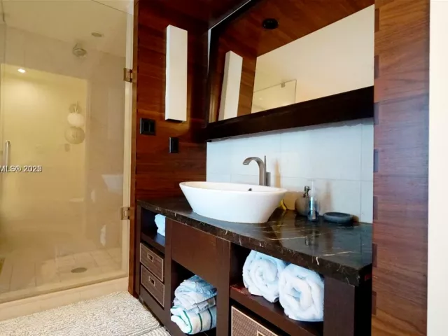 1-bedroom condo for rent in Miami Beach - 6801 Collins Ave 710 - MondialRealty