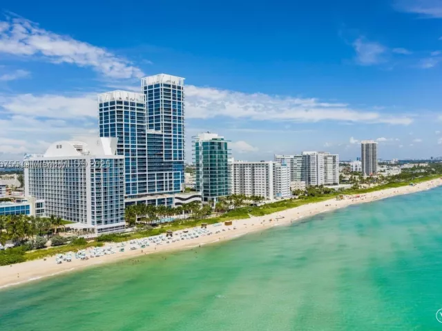 2-bedroom condo for rent in Miami Beach - 6801 Collins Ave 818 - MondialRealty