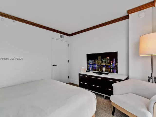 2-bedroom condo for rent in Miami Beach - 6801 Collins Ave 818 - MondialRealty