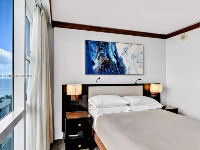 2-bedroom condo for rent in Miami Beach - 6801 Collins Ave 818 - MondialRealty