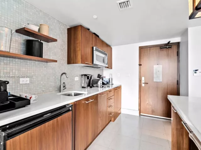 2-bedroom condo for rent in Miami Beach - 6801 Collins Ave 818 - MondialRealty