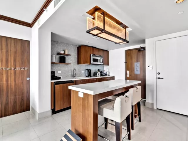 2-bedroom condo for rent in Miami Beach - 6801 Collins Ave 818 - MondialRealty