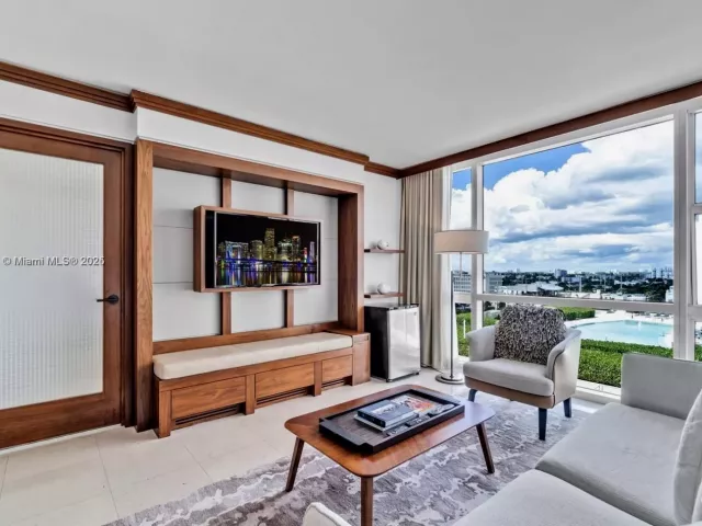 2-bedroom condo for rent in Miami Beach - 6801 Collins Ave 818 - MondialRealty